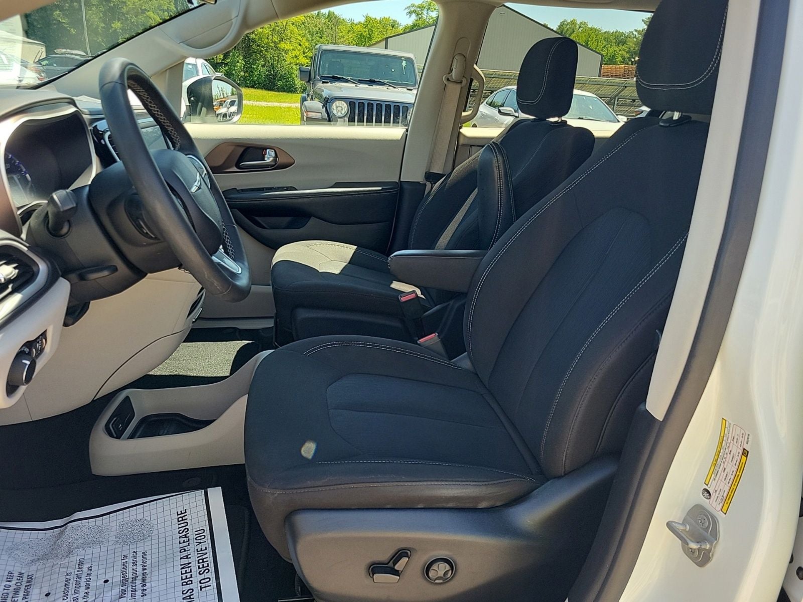 2022 Chrysler Voyager LX