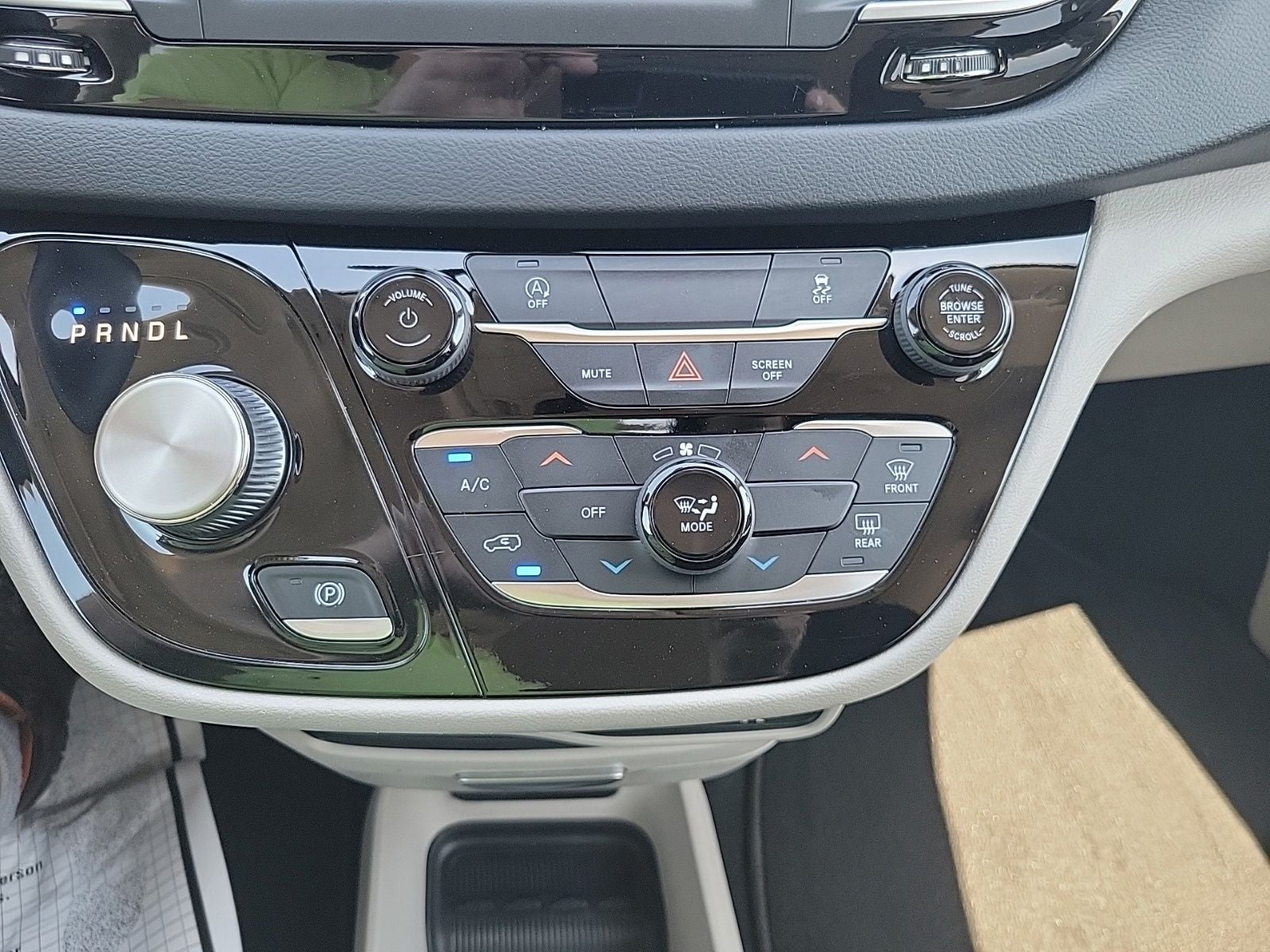 2022 Chrysler Voyager LX