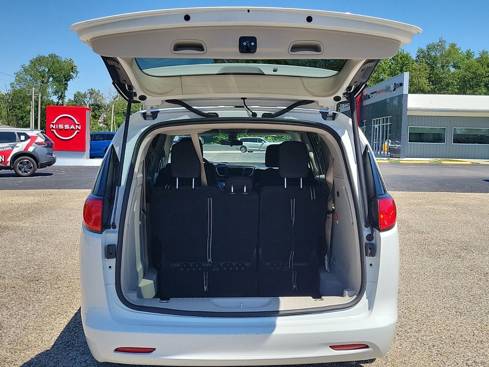 2022 Chrysler Voyager LX