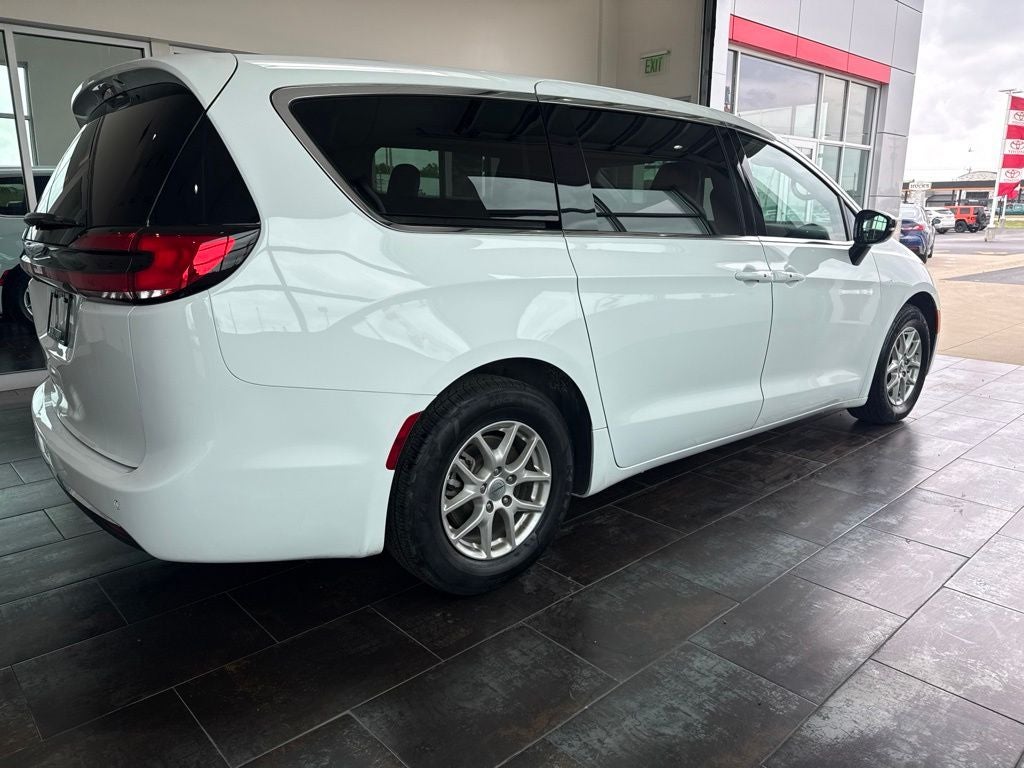 2025 Chrysler Pacifica Select