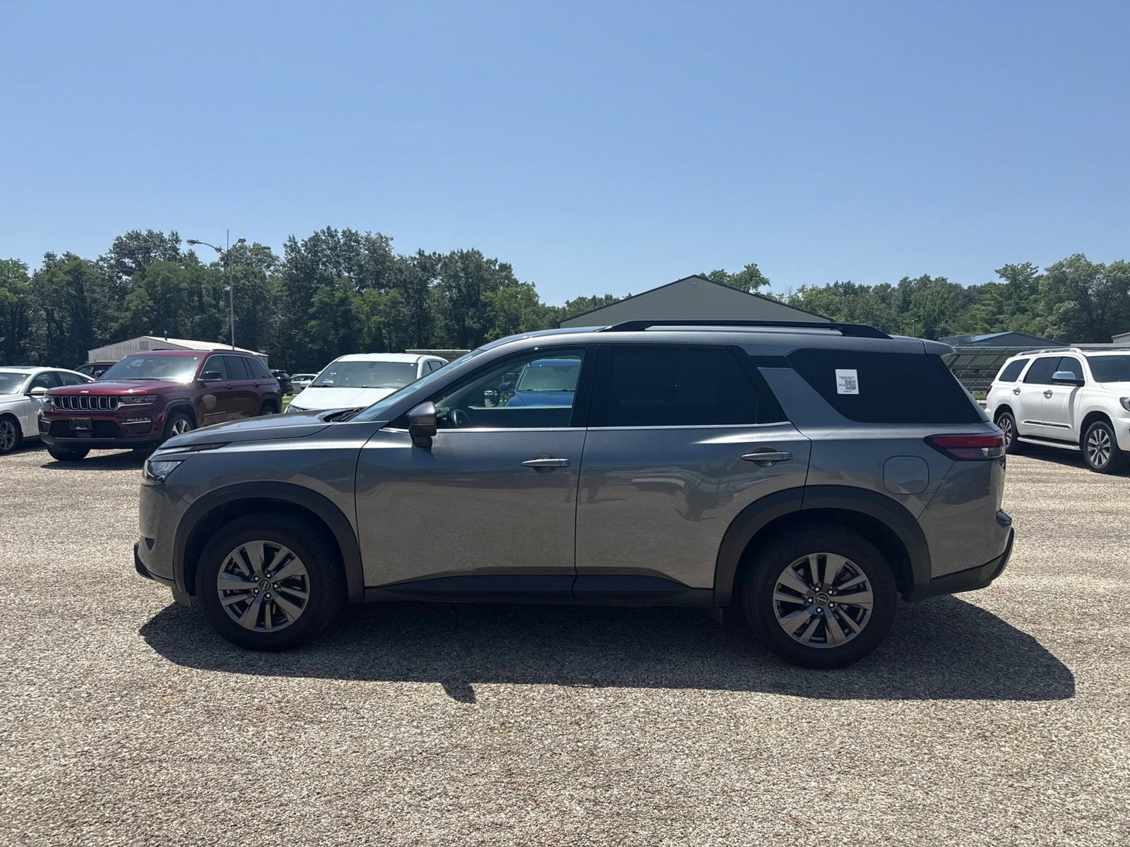 2024 Nissan Pathfinder SV